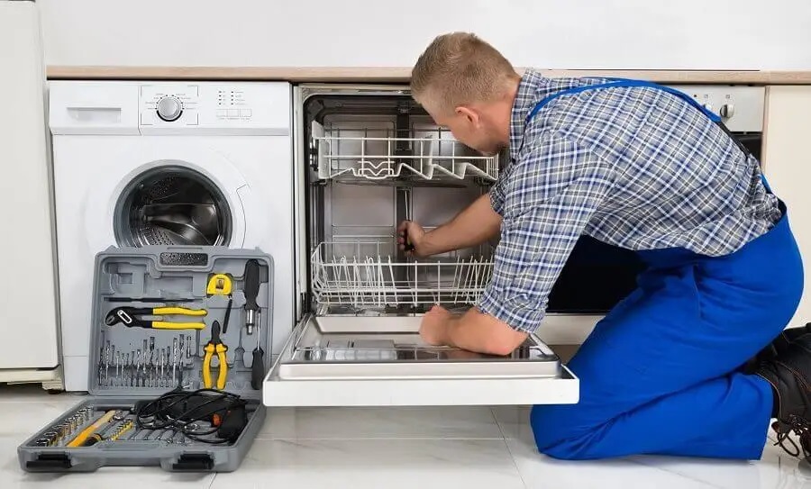 Bahçelievler Bosch servisi teknisyen ekibi beyaz eşya tamiri yaparken